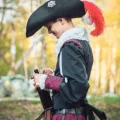 Возьмите Мушкетерская шляпа с плюмажем из перьев напрокат (Фото 1) В Нижнем Новгороде
