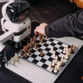 Возьмите Робот-шахматист напрокат (Фото 3) в Москве