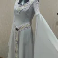 Возьмите Белое средневековое эльфийское платье с вышивкой напрокат (Фото 16) в Москве