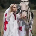 Возьмите Женский костюм рыцаря тамплиера стилизация воительница средневековая королева напрокат (Фото 8) в Москве