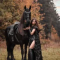 Возьмите Костюм ведьмы чародейки колдуньи черный с перьями напрокат (Фото 13) в Москве