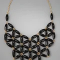 Возьмите Колье LOLA Flower Petal Bib Necklace Black/Blue/Green	 напрокат (Фото 3) в Москве