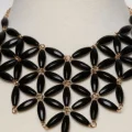 Возьмите Колье LOLA Flower Petal Bib Necklace Black/Blue/Green	 напрокат (Фото 4) в Москве