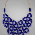 Возьмите Колье LOLA Flower Petal Bib Necklace Black/Blue/Green	 напрокат (Фото 1) в Москве