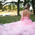 Возьмите Нежное платье со шлейфом  напрокат (Фото 4) в Санкт-Петербурге