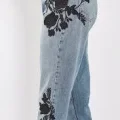 Возьмите Женские джинсы с вышивкой цветами черными напрокат (Фото 4) в Москве