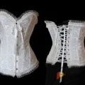 Возьмите Аксессуар для фотосессии: Корсет из матовой белоснежной ткани с набивным рисунком.  Размер 44 напрокат (Фото 3) в Москве