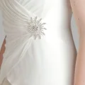 Возьмите Платье белое Tadashi Shoji Tiered Silk Gown with Brooch 46 размер напрокат (Фото 4) в Москве