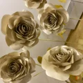 Возьмите Ростовая роза из дизайнерской бумаги цвета шампань напрокат (Фото 2) в Москве