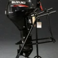 Возьмите Лодочный мотор Suzuki DF9,9 BS (20л.с.) напрокат (Фото 2) в Москве