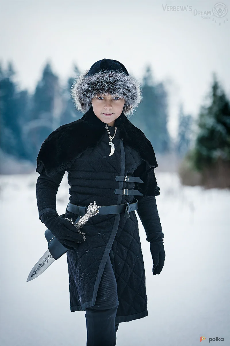 Возьмите Черная пелерина из мутона с фибулами напрокат (Фото 1) в Москве