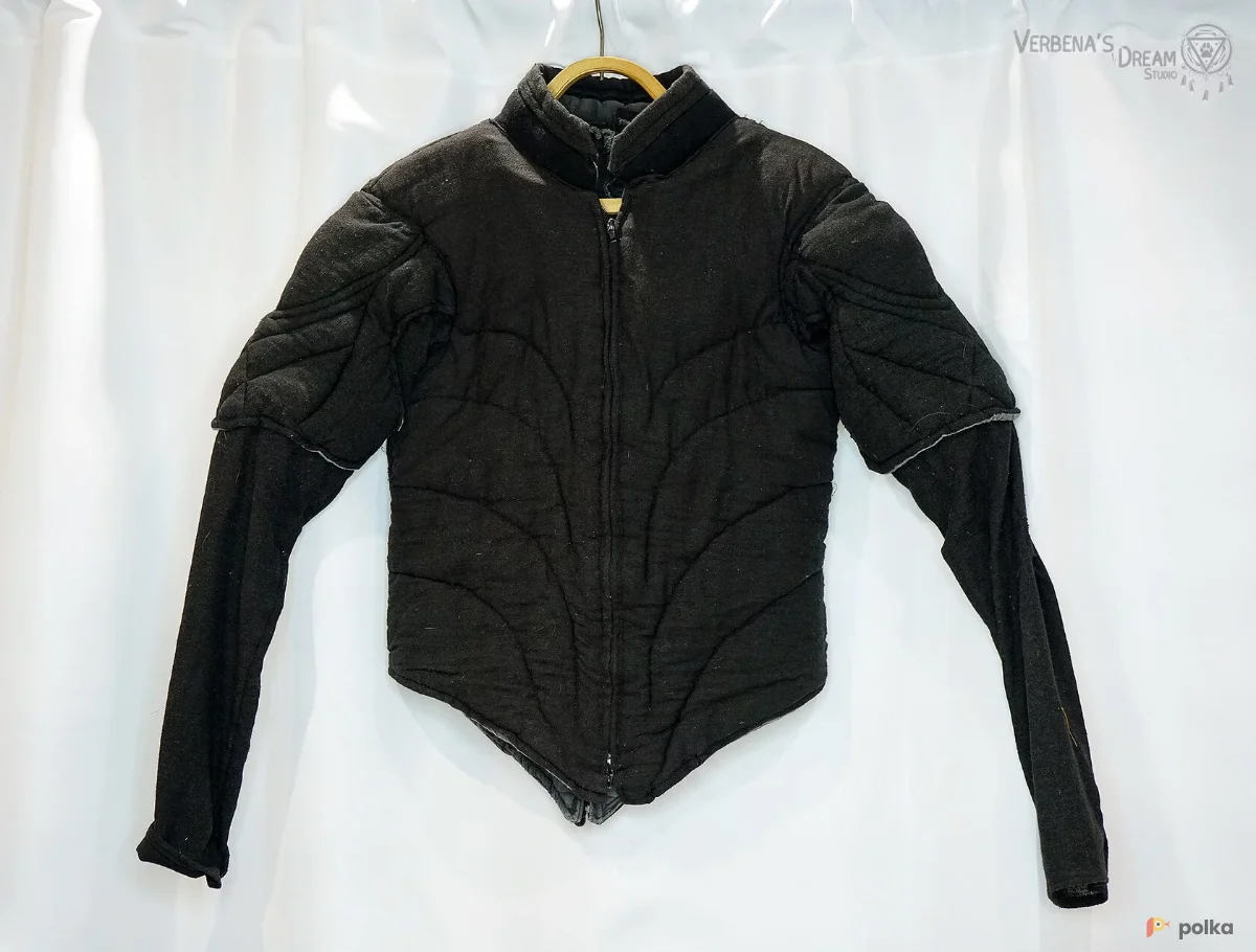 Возьмите Черная поддоспешная куртка напрокат (Фото 1) в Москве