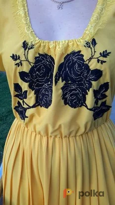Возьмите Платье желтого цвета с вышивкой ручной работы (черные розы)  и открытой спиной (цепочки разной длинны золотые и черные) напрокат (Фото 1) в Москве