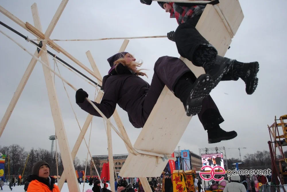 Возьмите Новогодние Маховые Качели напрокат (Фото 1) в Москве