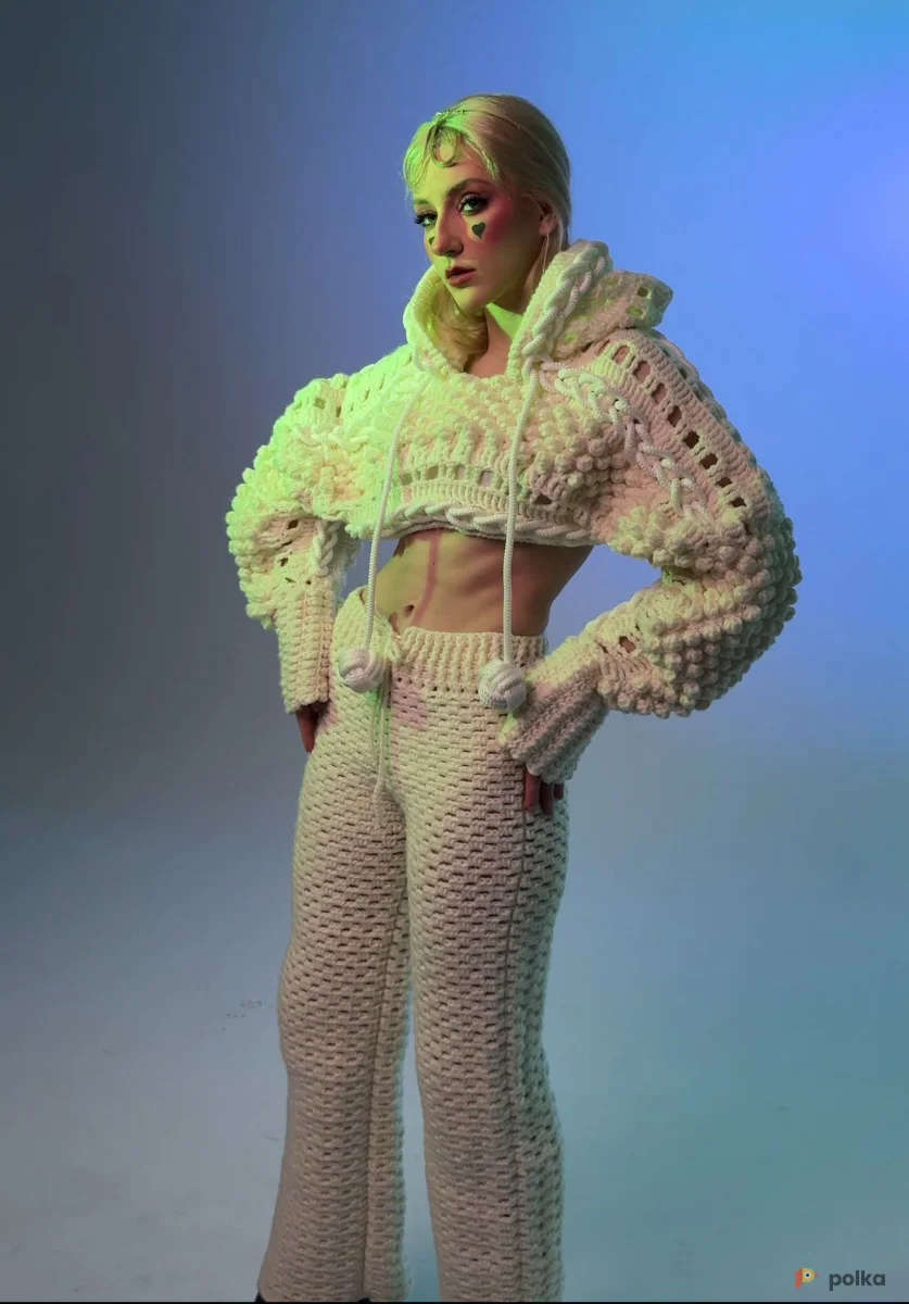 Возьмите Эксклюзивный  вязаный  вручную комплект: накидка с капюшоном плюс штаны  напрокат (Фото 1) в Москве