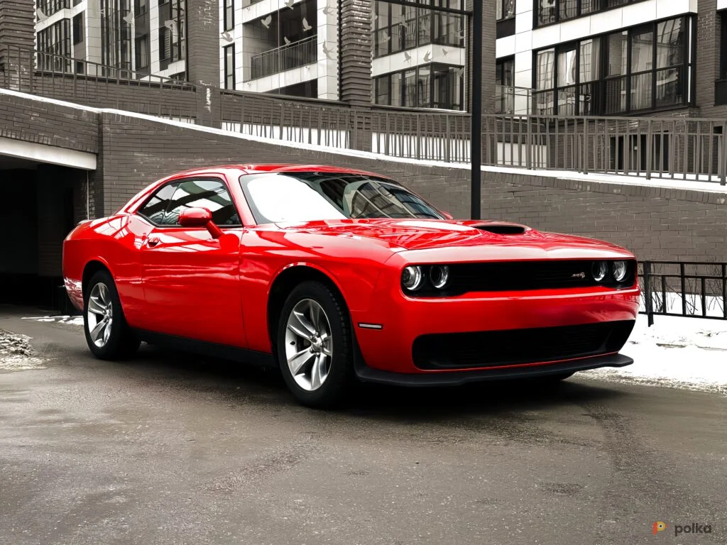 Возьмите Автомобиль Dodge Challenger напрокат (Фото 1) в Санкт-Петербурге