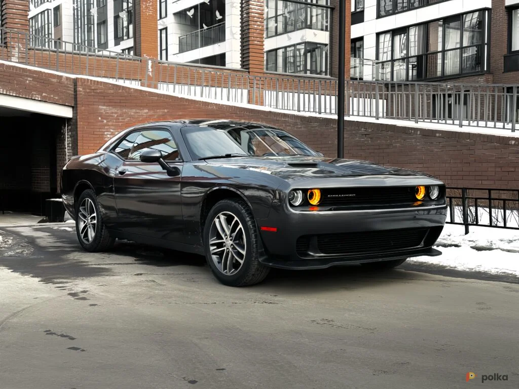 Возьмите Автомобиль Dodge Challenger 4WD напрокат (Фото 1) в Санкт-Петербурге
