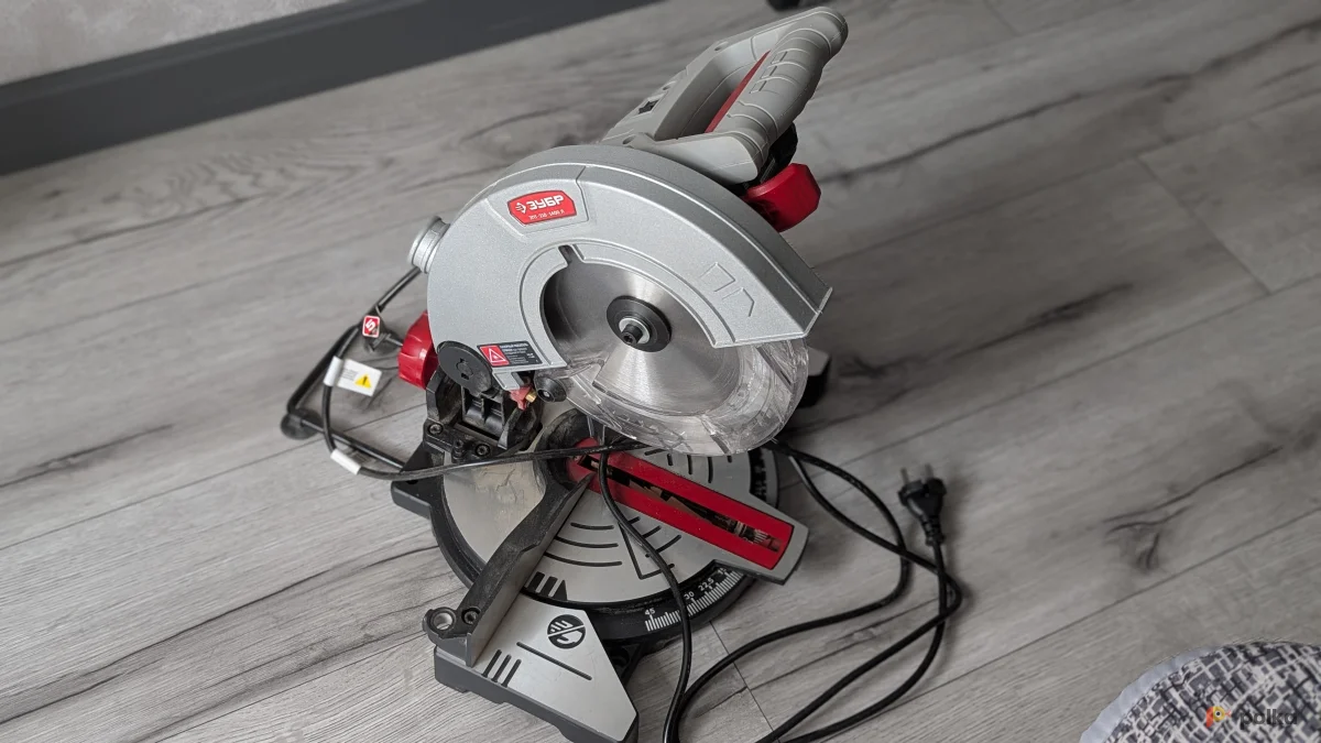 Возьмите Торцовочная пила Зубр ЗПТ-210-1400Л напрокат (Фото 1) в Москве