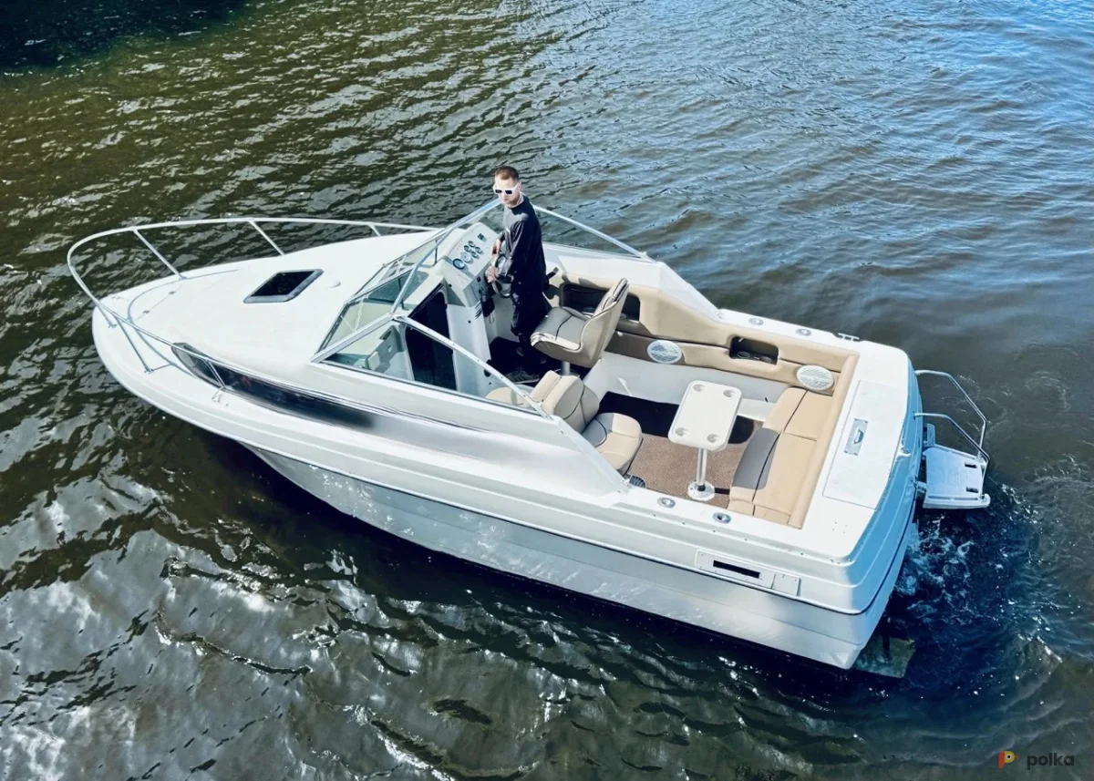 Возьмите Прогулочный катер BAYLINER 225 напрокат (Фото 1) в Санкт-Петербурге