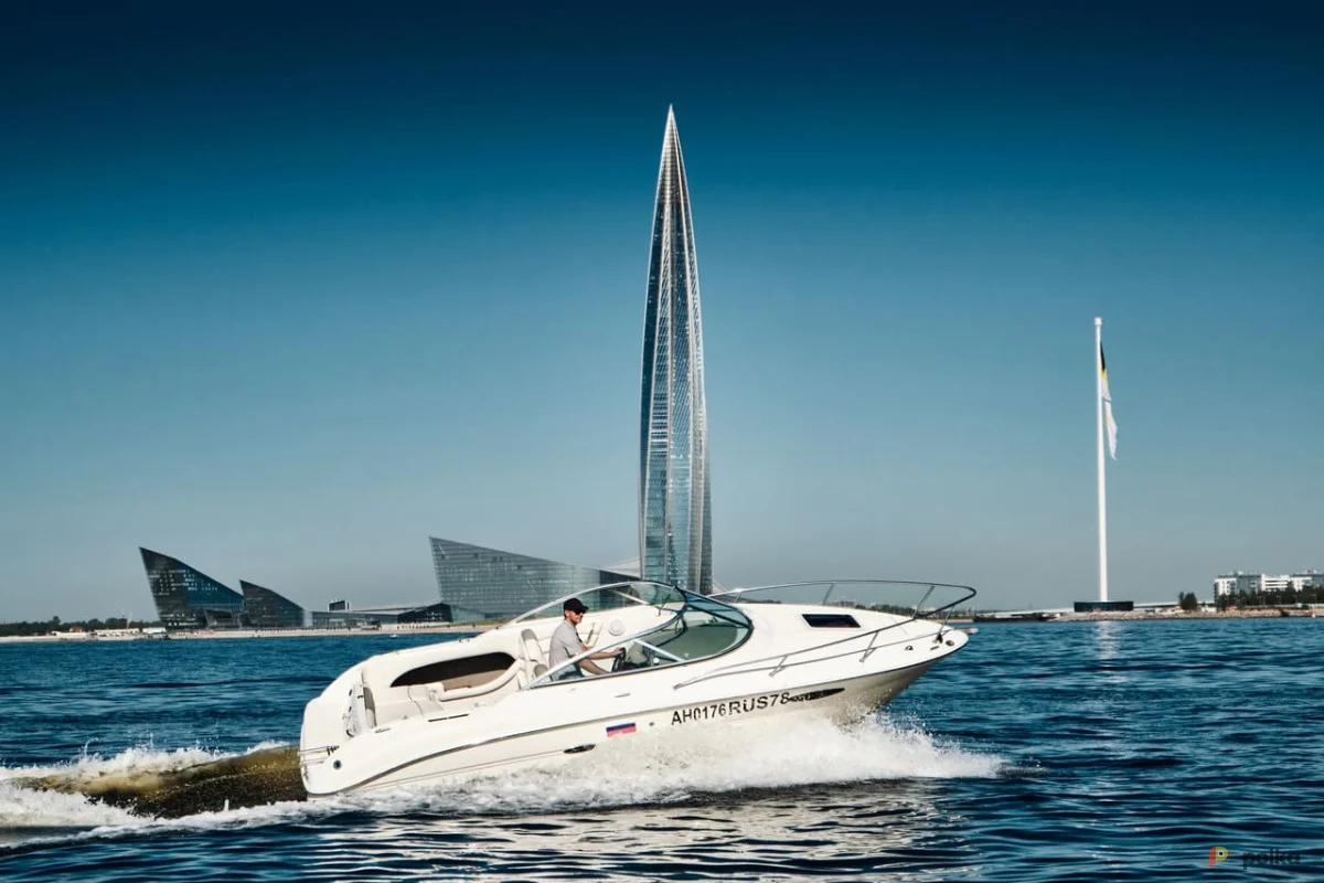 Возьмите катер Sea Ray 225 с капитаном  напрокат (Фото 1) в Санкт-Петербурге