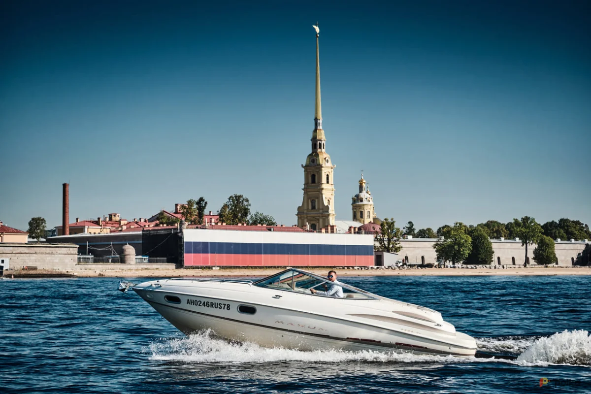 Возьмите Катер Maxum 2300 sc прогулочный с капитаном напрокат (Фото 1) в Санкт-Петербурге