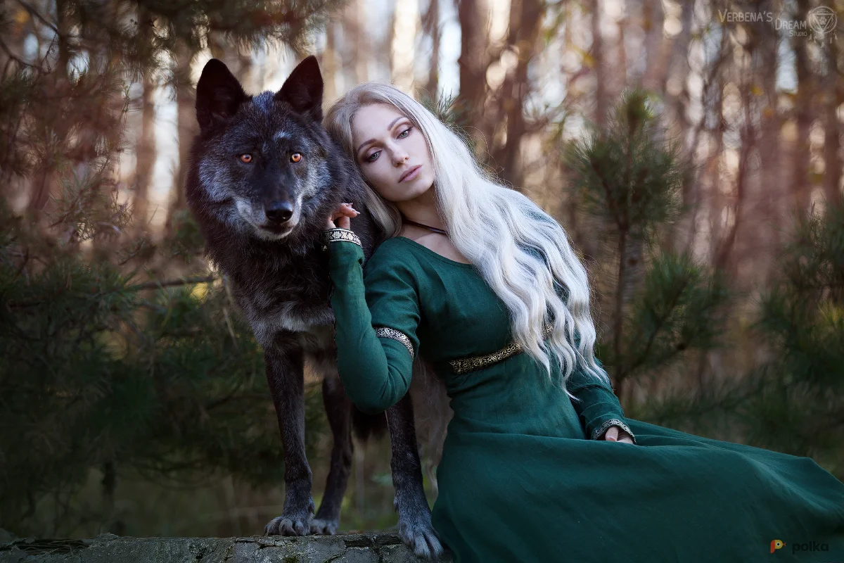 Возьмите Зеленое средневековое льняное платье Лайла напрокат (Фото 1) в Москве