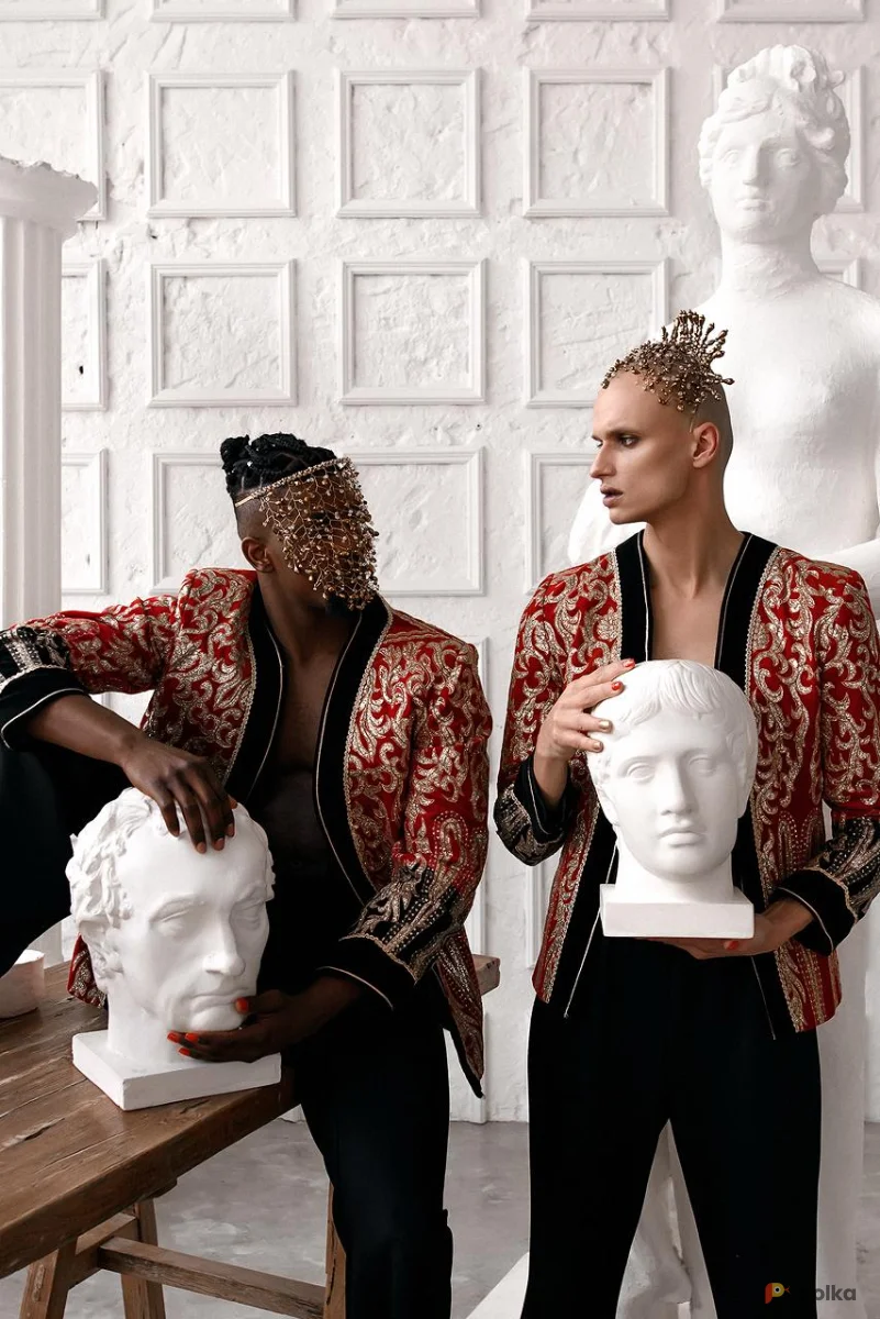 Возьмите Красный смокинг  с золотом  напрокат (Фото 1) в Москве