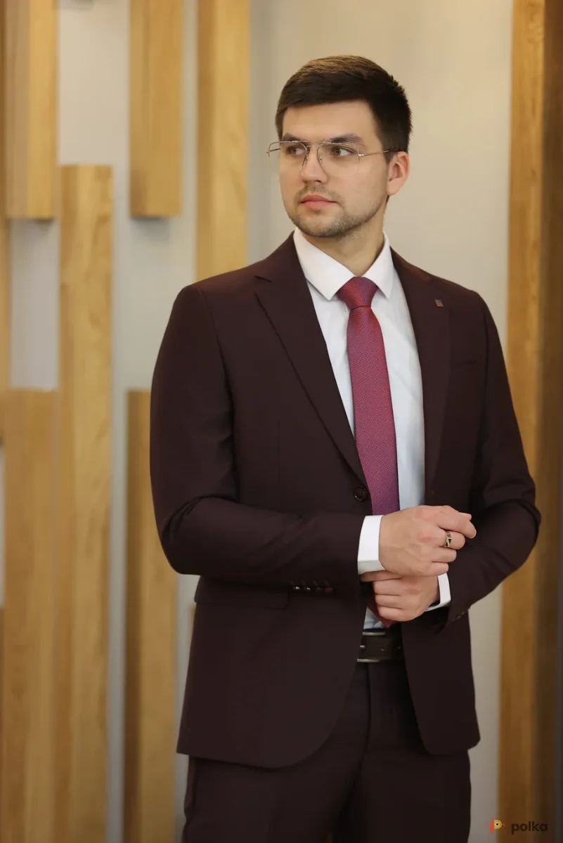 Возьмите Приталенный мужской костюм марсала напрокат (Фото 1) в Санкт-Петербурге