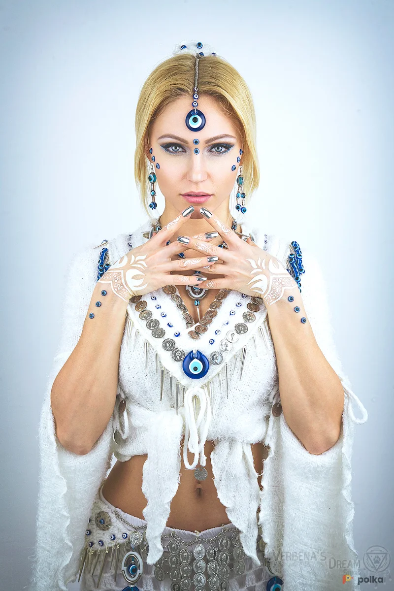 Возьмите Женский этнический костюм белой ведьмы колдуньи Амулет напрокат (Фото 1) в Москве