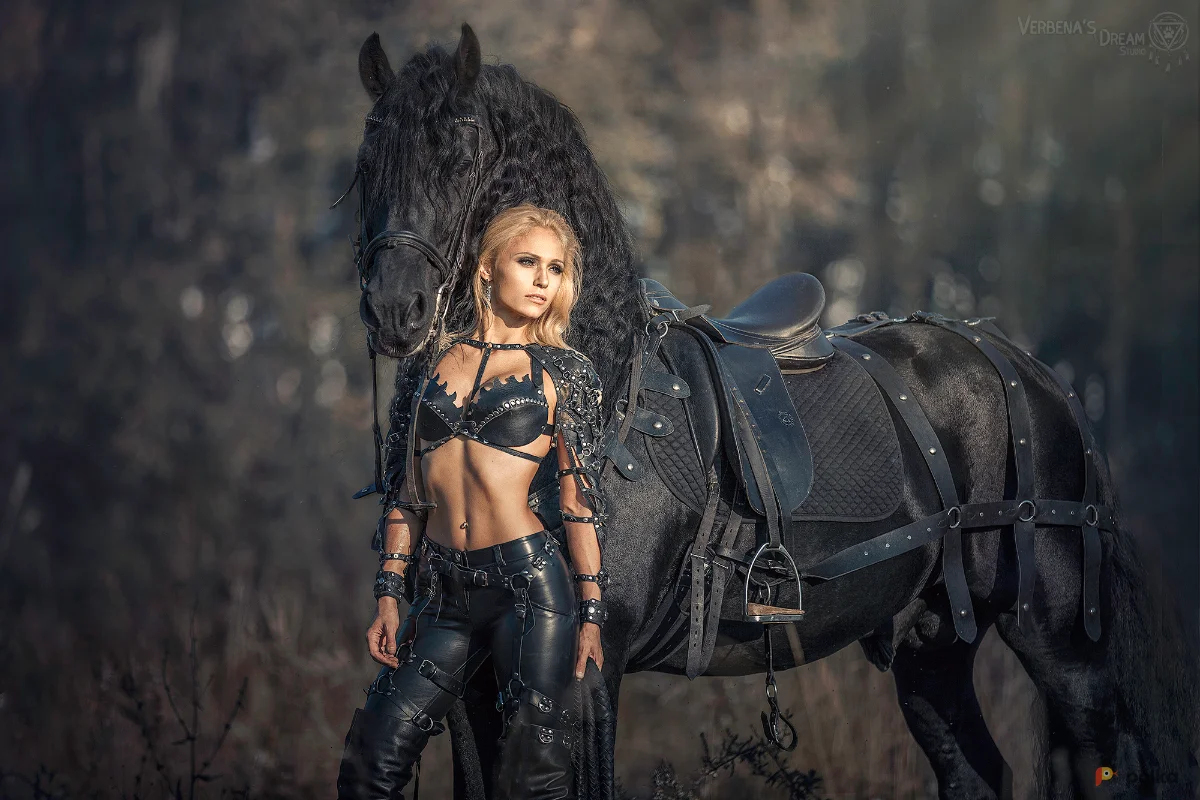 Возьмите Женский черный кожаный костюм амазонки варвара постапокалипсис Затмение напрокат (Фото 1) в Москве