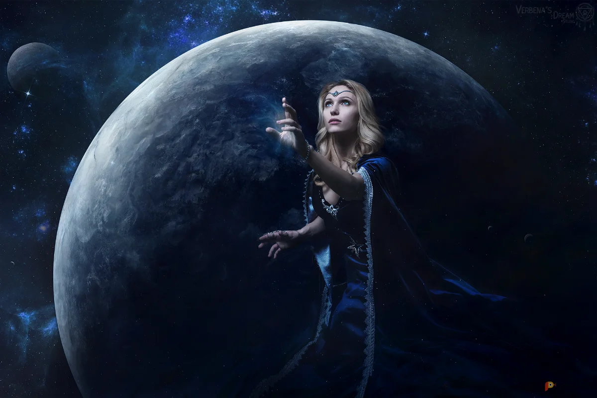 Возьмите Платье средневековое эльфийское бархатное со стразами напрокат (Фото 1) в Москве