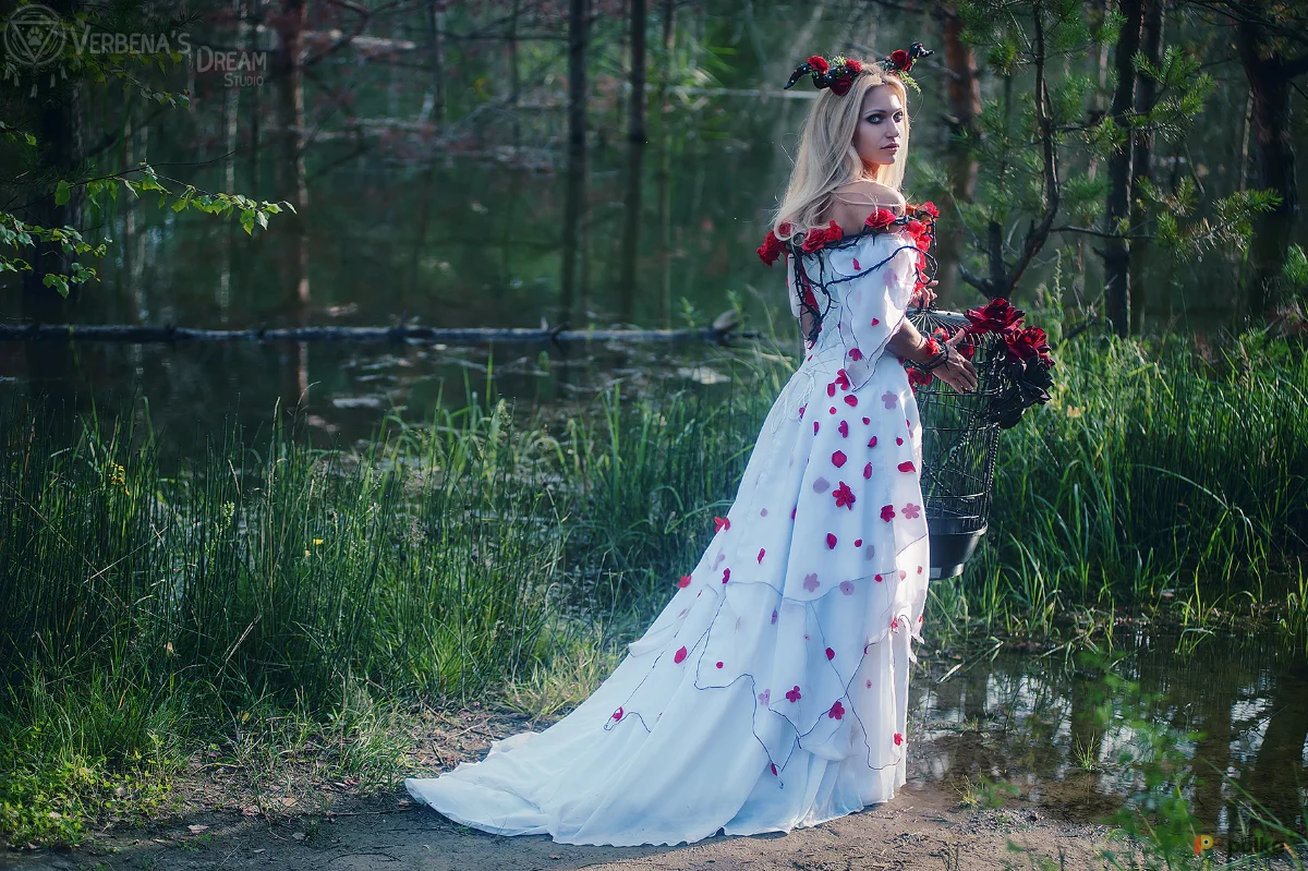 Возьмите Белое фэнтезийное платье дриады с красными розами напрокат (Фото 1) в Москве