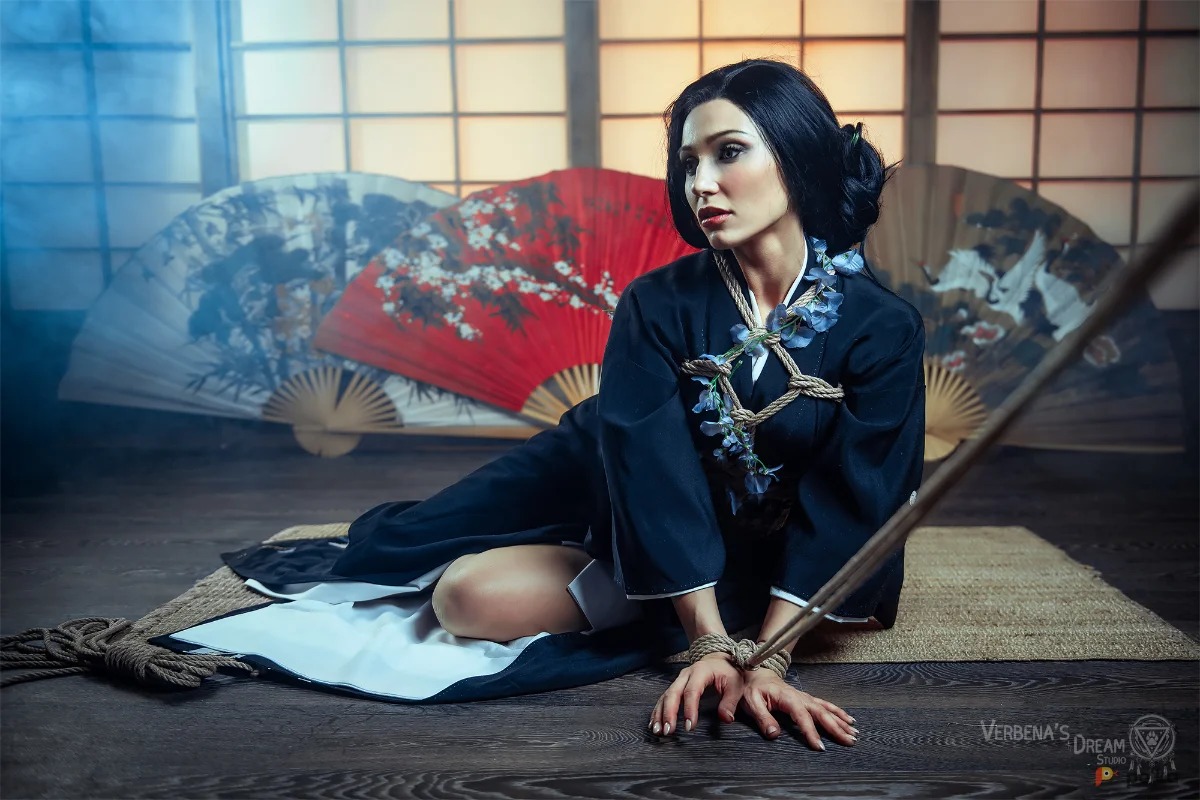 Возьмите Японский костюм гейши черное шелковое кимоно напрокат (Фото 1) в Москве