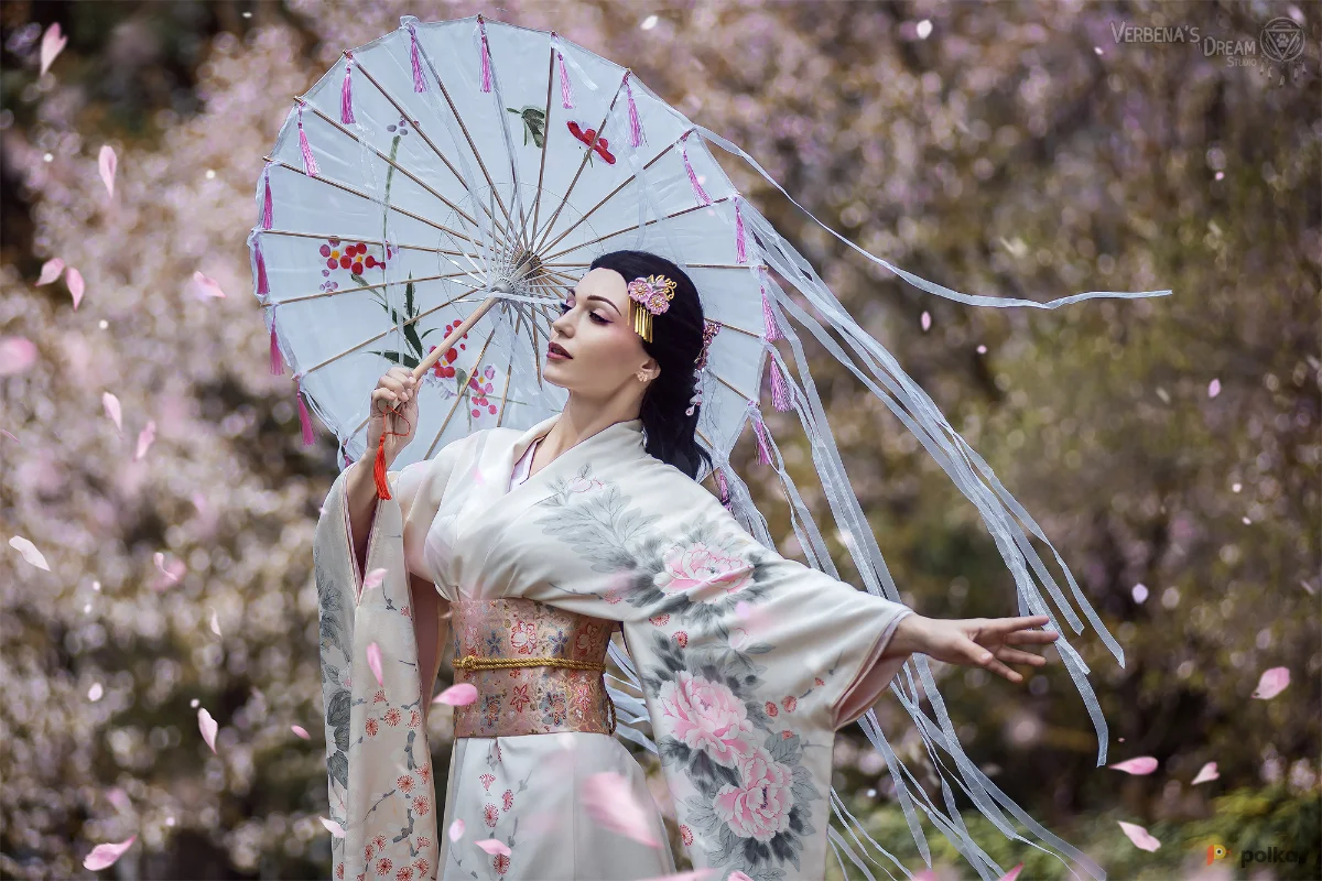 Возьмите Японский  костюм гейши белое розовое шелковое кимоно сакура напрокат (Фото 1) в Москве