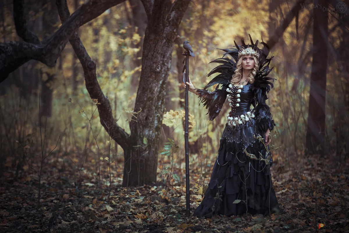 Возьмите Черный костюм с перьями ведьмы колдуньи королевы воронов  напрокат (Фото 1) в Москве