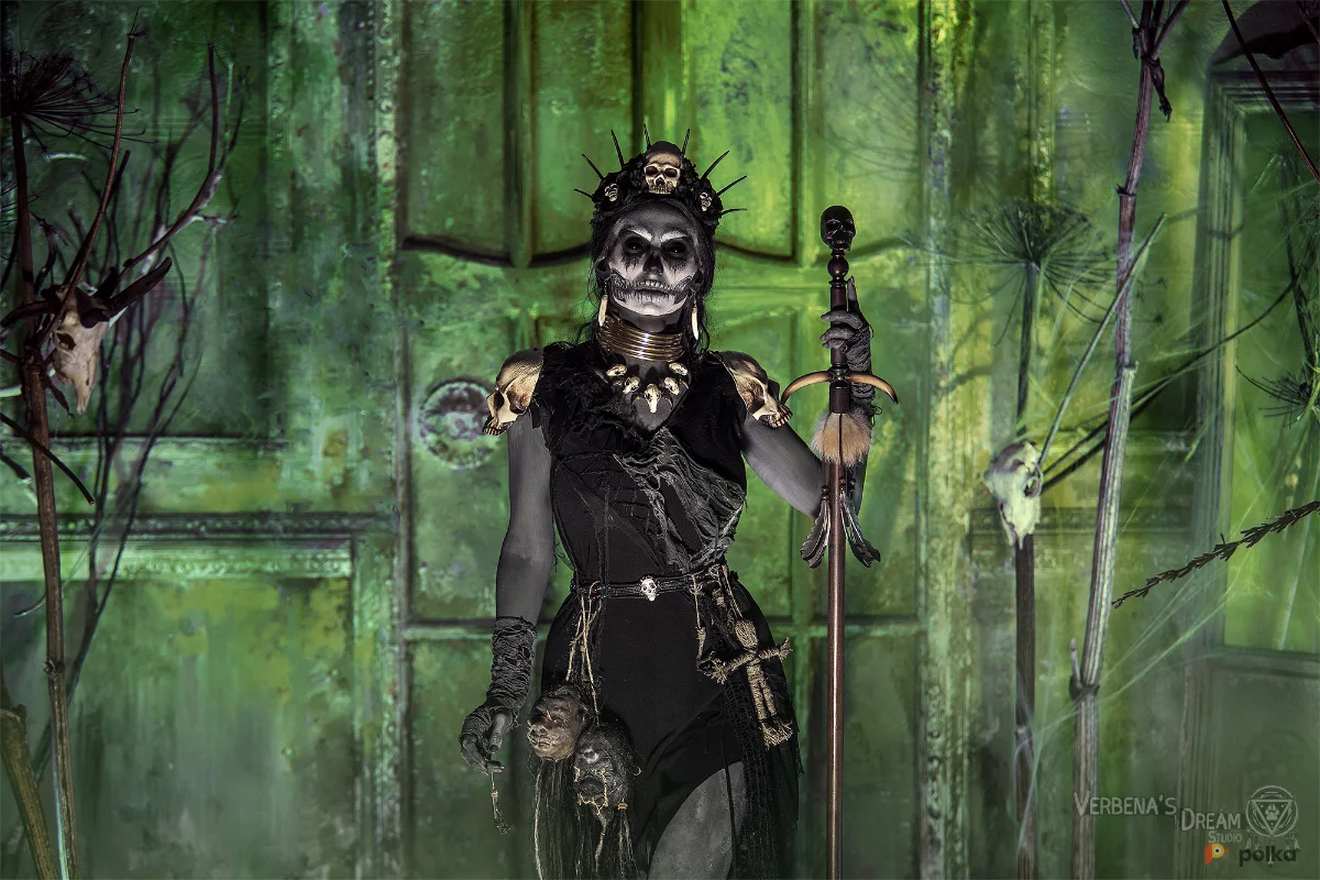 Возьмите Костюм жрицы Вуду кодуньи ведьмы африканской принцессы мертвых напрокат (Фото 1) в Москве