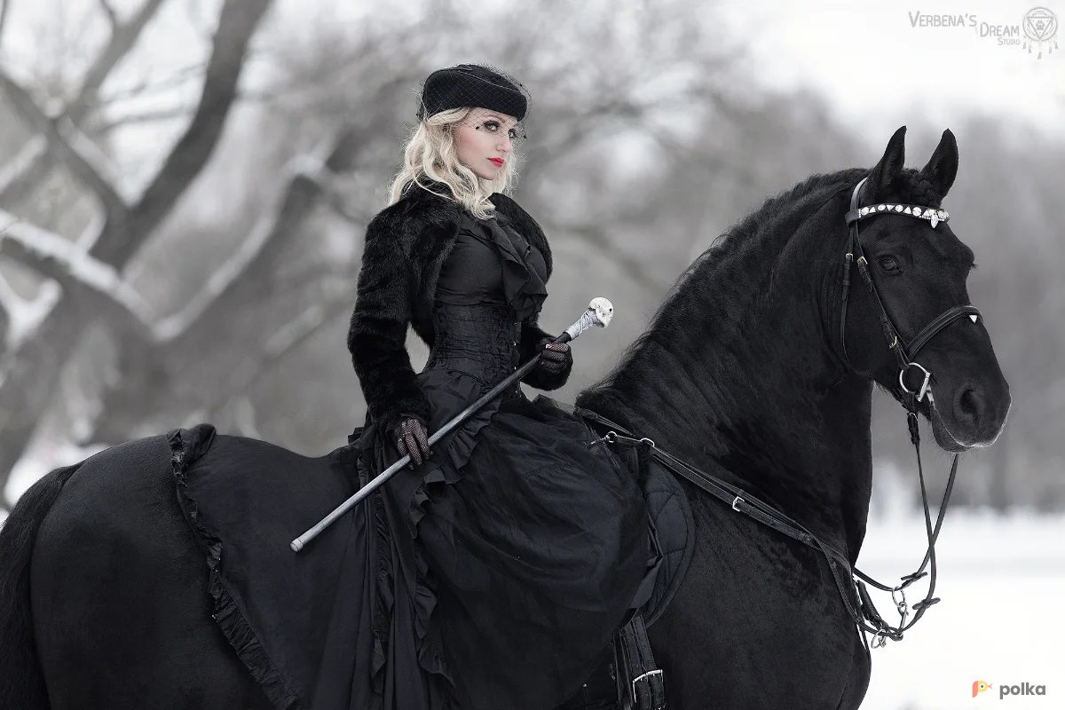 Возьмите Черный готический викторианский костюм Леди в черном напрокат (Фото 1) в Москве