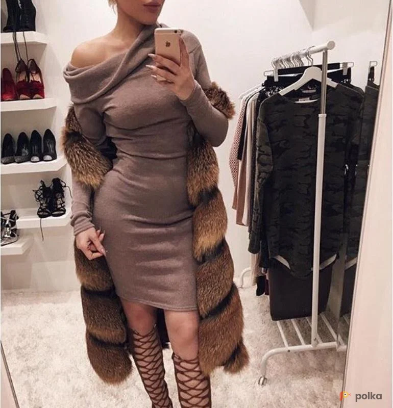 Возьмите Платье свитер бежевое с открытыми плечами теплое напрокат (Фото 1) в Москве