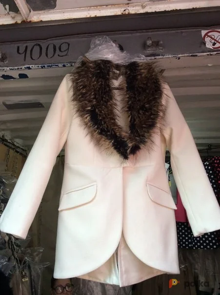 Возьмите Белое пальто с меховым воротником напрокат (Фото 1) в Москве