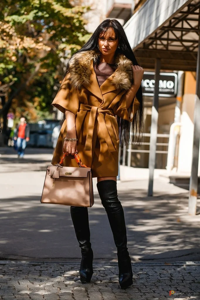 Возьмите Пальто рыжее с меховым воротником напрокат (Фото 1) в Москве