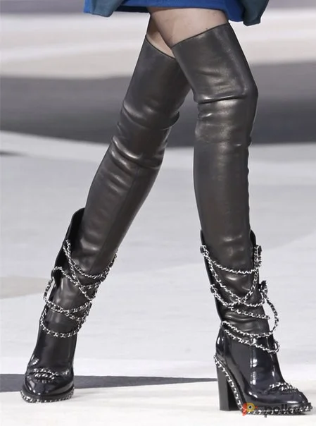 Возьмите Сапоги ботфорты высокие с цепями женские длинные напрокат (Фото 1) в Москве