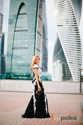 Возьмите Роскошное вечернее платье с белой отделкой напрокат (Фото 1) в Москве