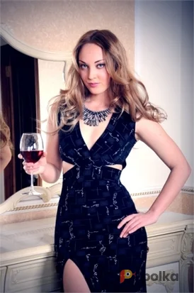 Возьмите Вечернее платье с вырезом по бокам и на юбке и необычным узором напрокат (Фото 1) в Москве