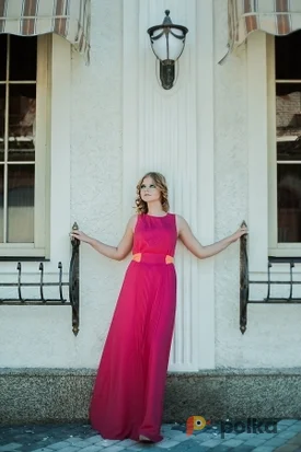 Возьмите Розовое платье с драпировкой и контрастным поясом  напрокат (Фото 1) в Москве