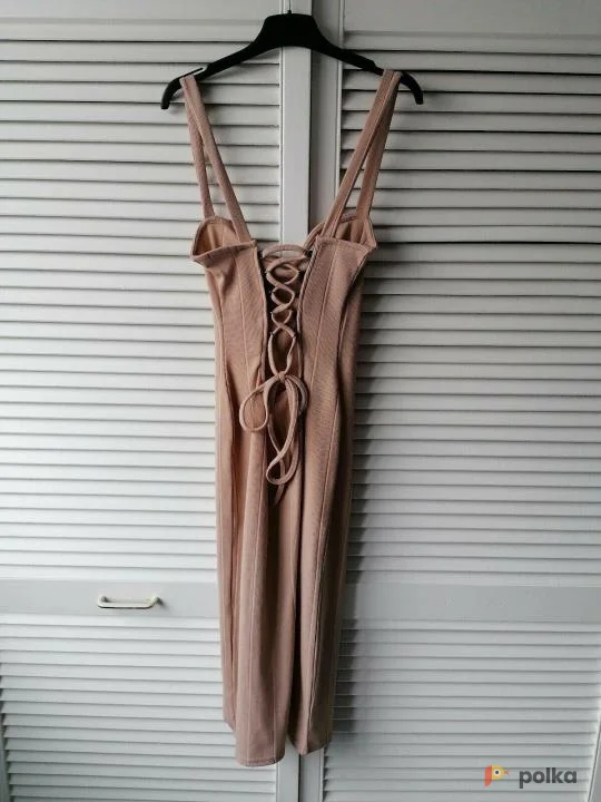 Возьмите Женское бежевое платье мини миди до колена напрокат (Фото 1) в Москве