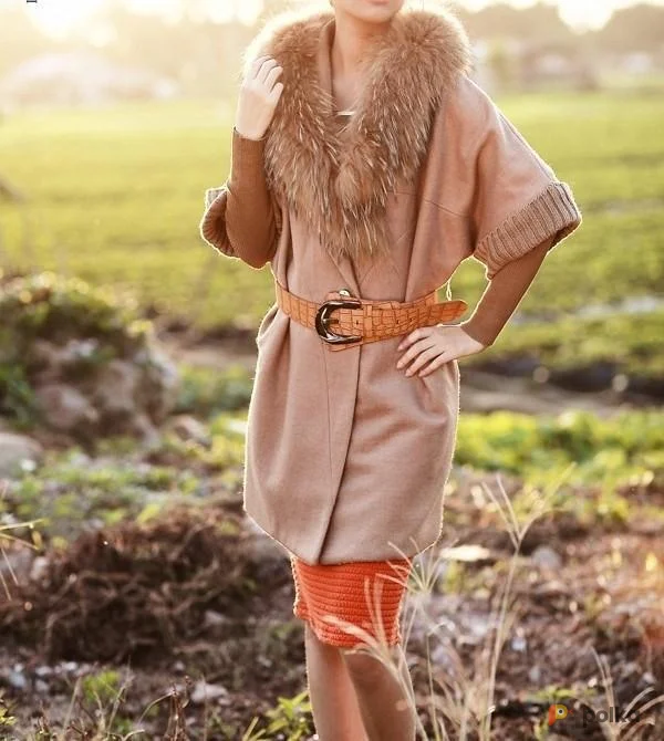 Возьмите Пальто бежевое с натуральным мехом енота напрокат (Фото 1) в Москве