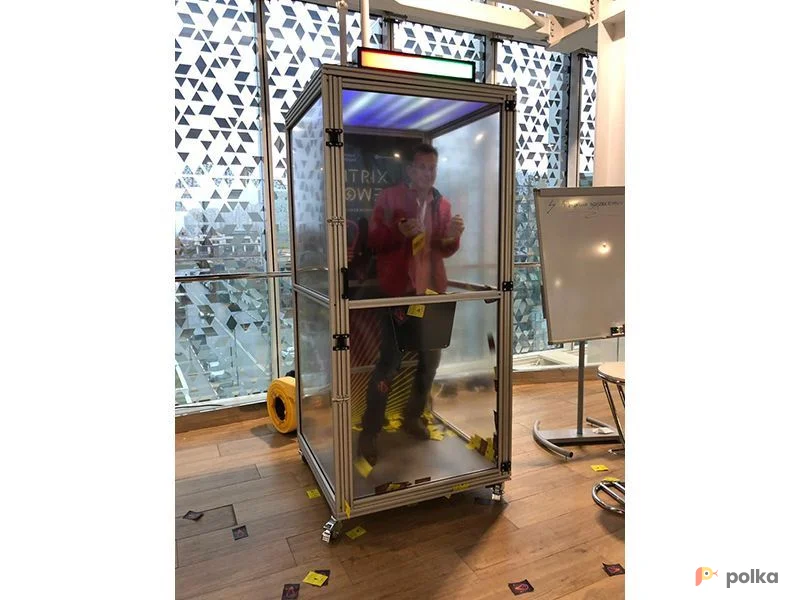 Возьмите Денежная кабина VIP (летающие деньги) напрокат (Фото 1) в Москве