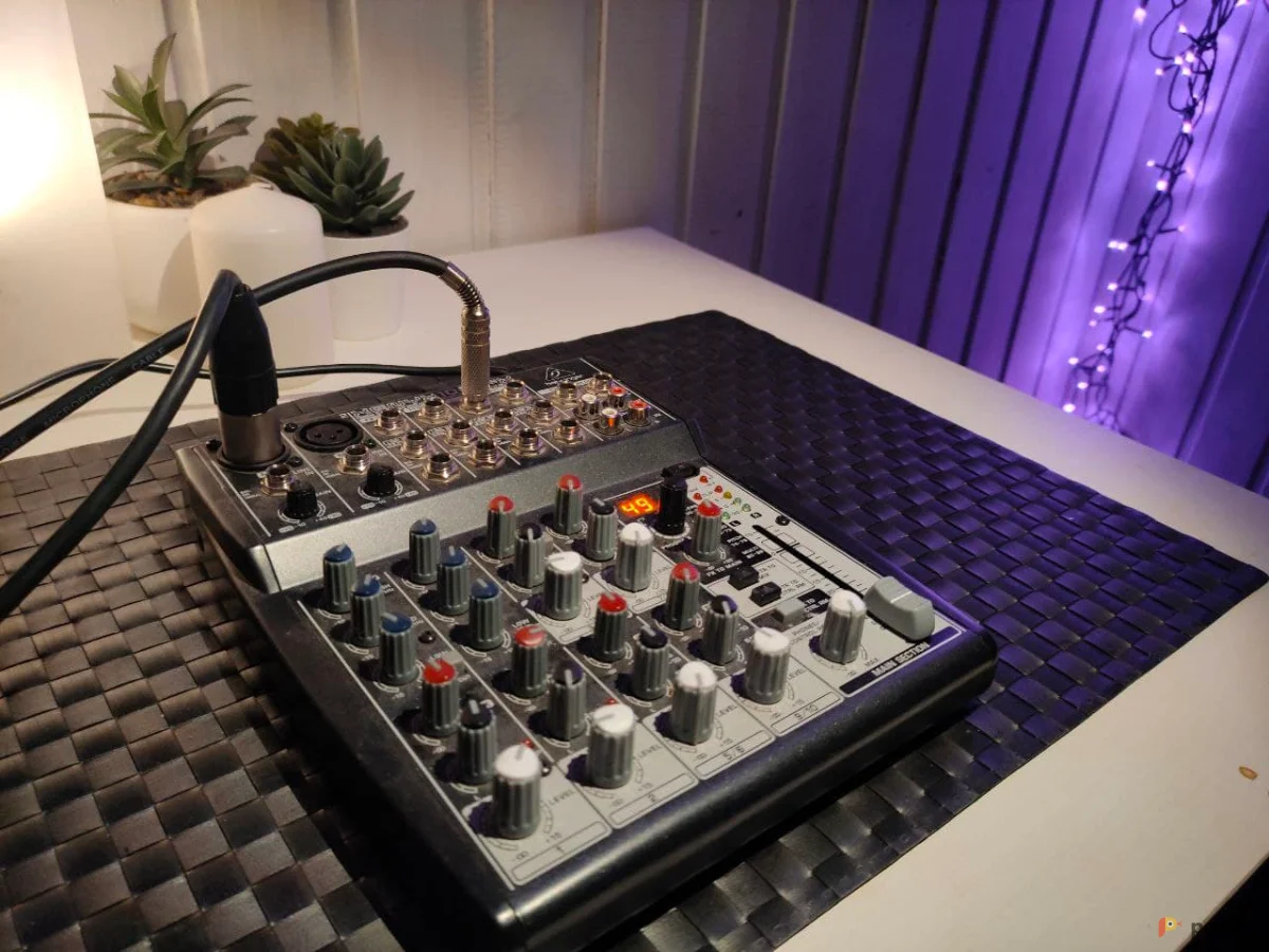 Возьмите Микшерный пульт Behringer 1002FX напрокат (Фото 1) в Москве